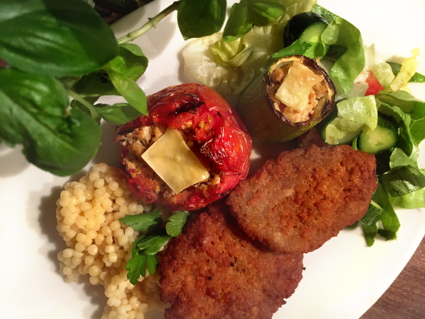 zucchini tomate gefüllt tofu falafel patties vegan